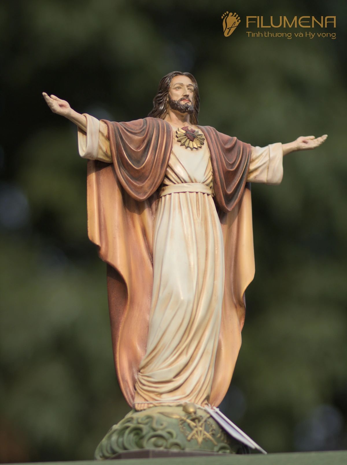 Cách lần hạt đọc kinh Mân Côi cùng Bàn thờ Chúa và Tượng Công giáo Filumena