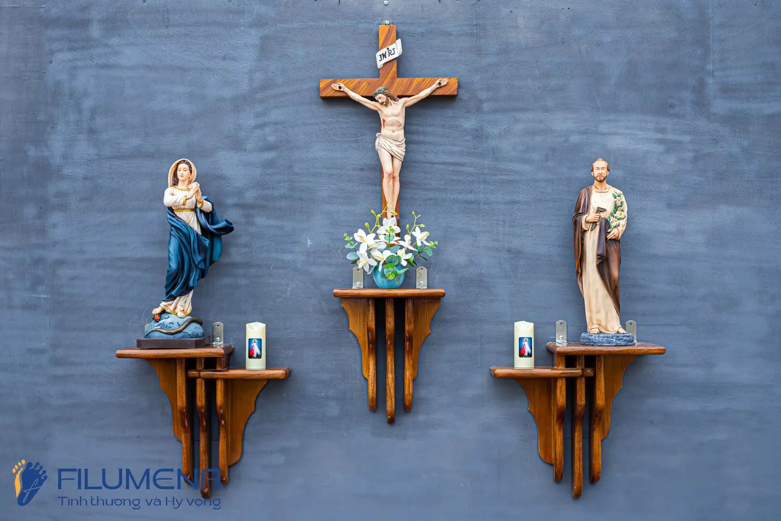 Các mẫu Bàn thờ Chúa của Filumena đang trưng bày và anh chị có thể tìm mua tại các Nhà sách Công giáo trên cả nước.