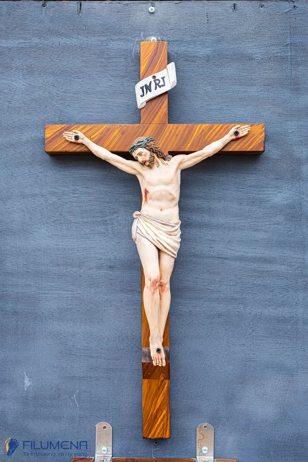 Các mẫu Bàn thờ Chúa của Filumena đang trưng bày và anh chị có thể tìm mua tại các Nhà sách Công giáo trên cả nước.