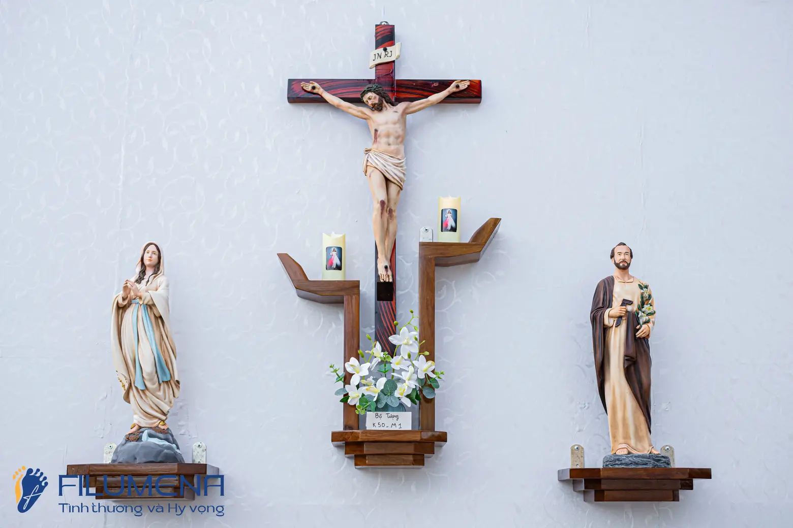 Các mẫu Bàn thờ Chúa của Filumena đang trưng bày và anh chị có thể tìm mua tại các Nhà sách Công giáo trên cả nước.