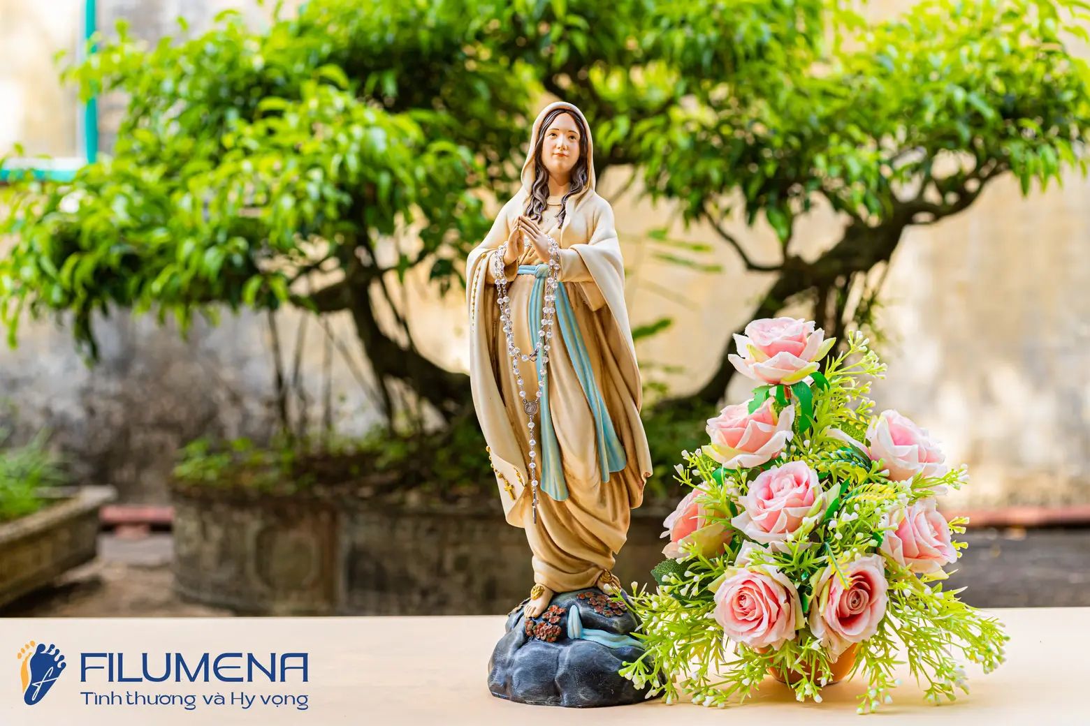 Tượng Công giáo tại TGP Hà Nội. Tượng Công giáo Filumena là tượng của Tình thương và Hy vọng. Bản quyền các tác phẩm tượng Công giáo thuộc về Filumena Art, Cộng hòa Pháp. Filumena sáng tác và sản xuất nhiều mẫu tượng Công giáo khác như Tượng Đức Mẹ Ban Ơn, Tượng Đức Mẹ Fatima, Tượng Đức Mẹ Lộ Đức, Tượng Đức Mẹ, Tượng Mẹ Maria