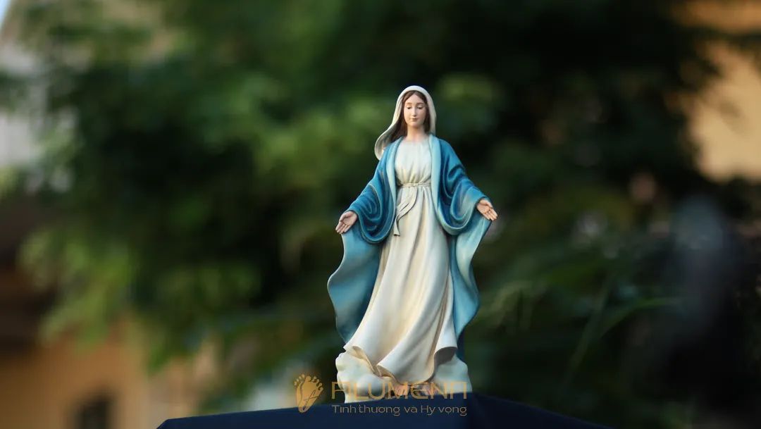 Các mẫu tượng Đức Mẹ ban ơn của Filumena đang trưng bày và anh chị có thể tìm mua tại các Nhà sách Công giáo trên cả nước.