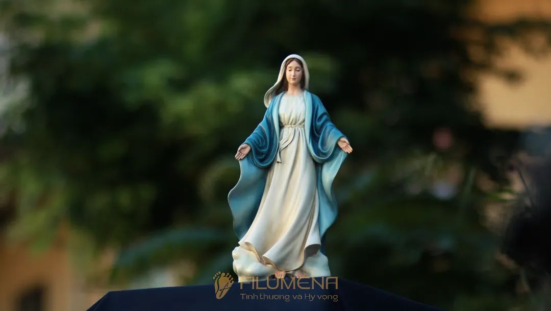 Các mẫu tượng Đức Mẹ ban ơn của Filumena đang trưng bày và anh chị có thể tìm mua tại các Nhà sách Công giáo trên cả nước.