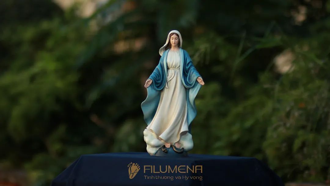 Nhà sách Hội dòng Mến Thánh Giá Hà Nội trưng bày mẫu Tượng Đức Mẹ Ban Ơn, tác phẩm của Tượng Công giáo Filumena