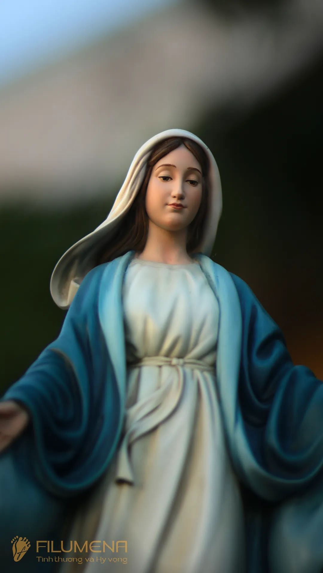 Các mẫu tượng Đức Mẹ ban ơn của Filumena đang trưng bày và anh chị có thể tìm mua tại các Nhà sách Công giáo trên cả nước.