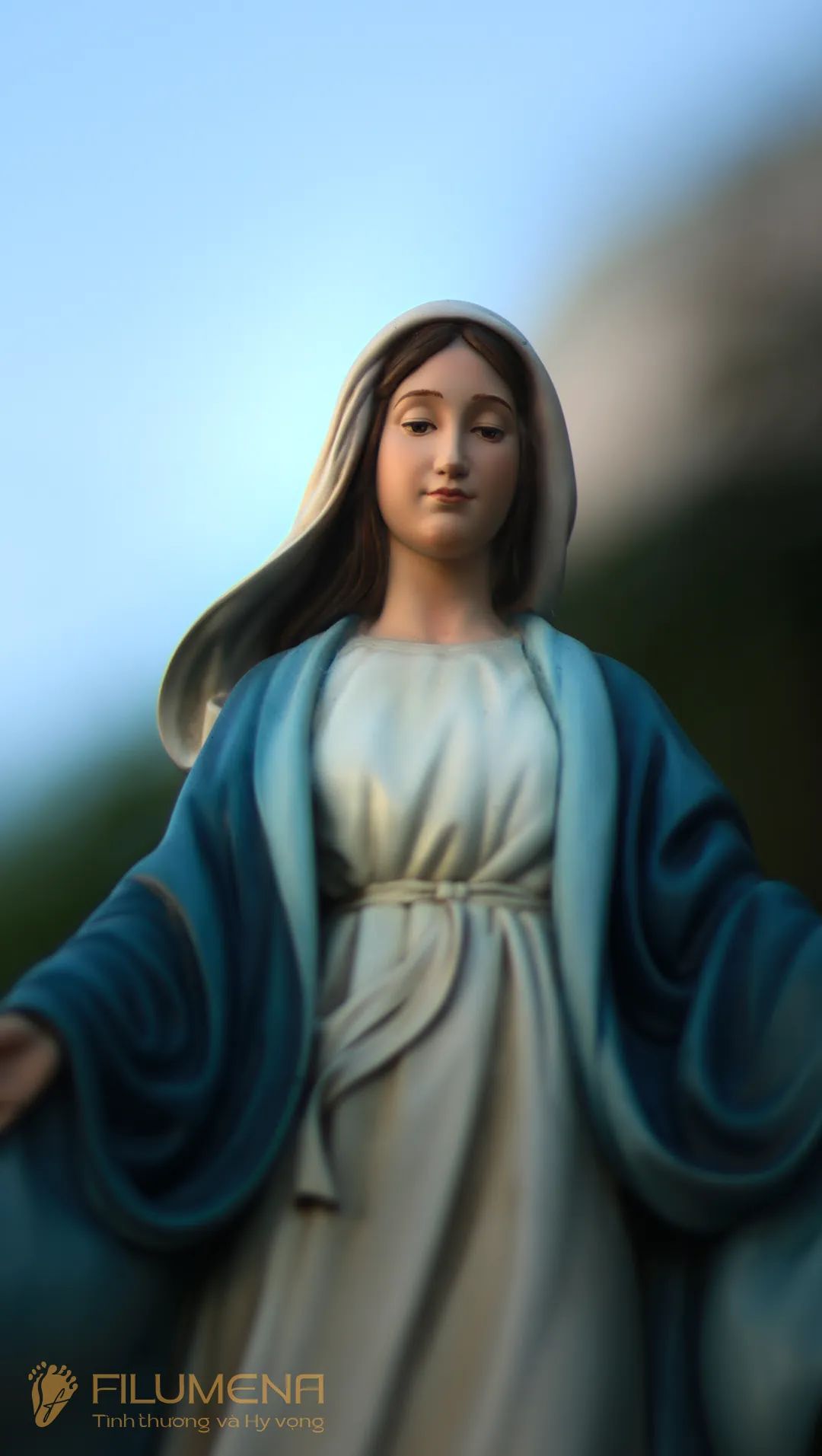 Nhà sách Hội dòng Mến Thánh Giá Hà Nội trưng bày mẫu Tượng Đức Mẹ Ban Ơn, tác phẩm của Tượng Công giáo Filumena