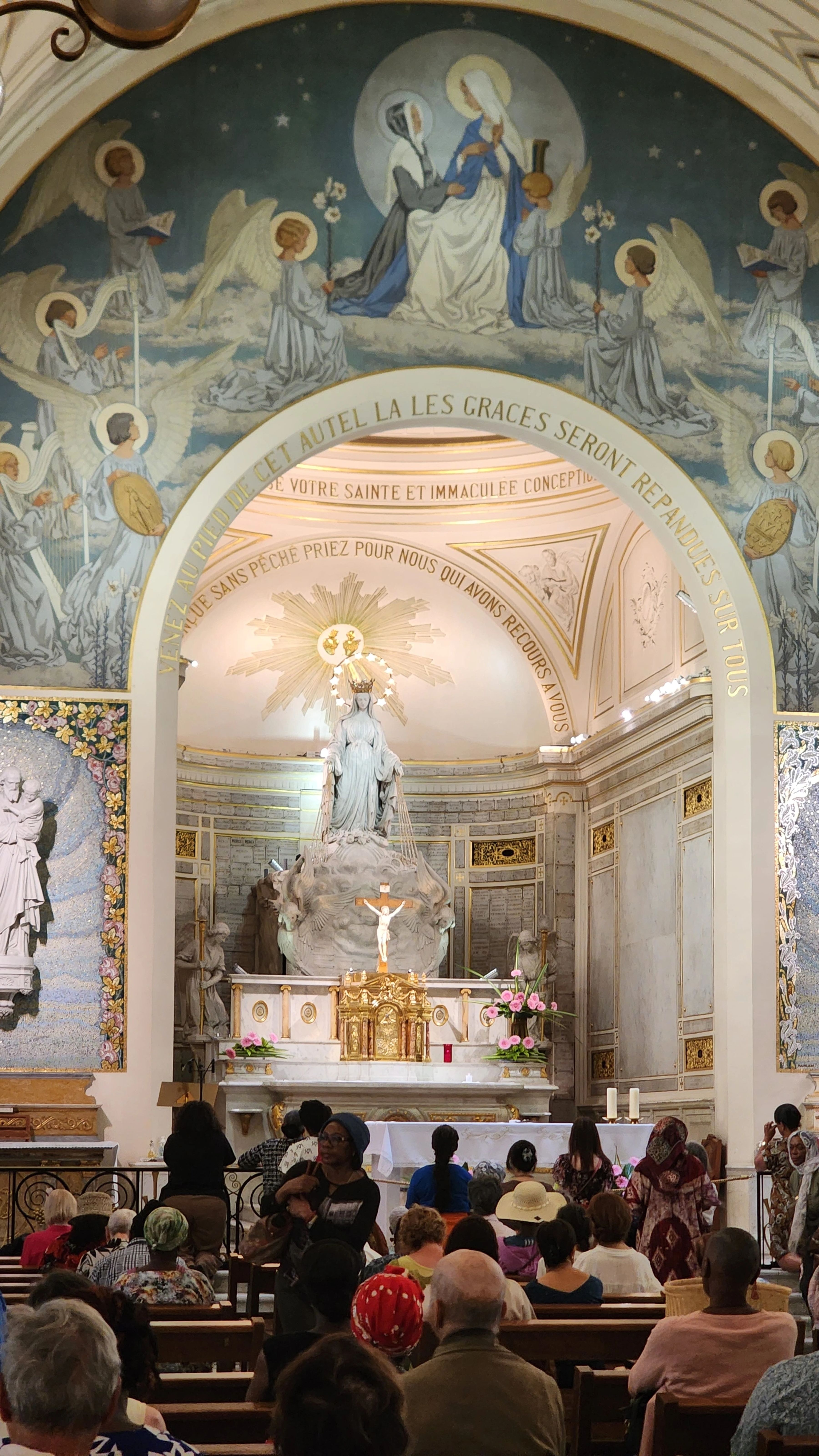 hành hương viếng Đức Mẹ ban ơn tại Paris