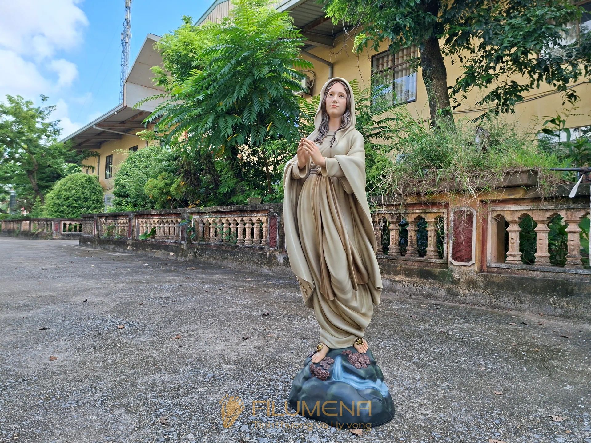 Tượng Đức Mẹ Lộ Đức cao 110 cm màu vàng cát