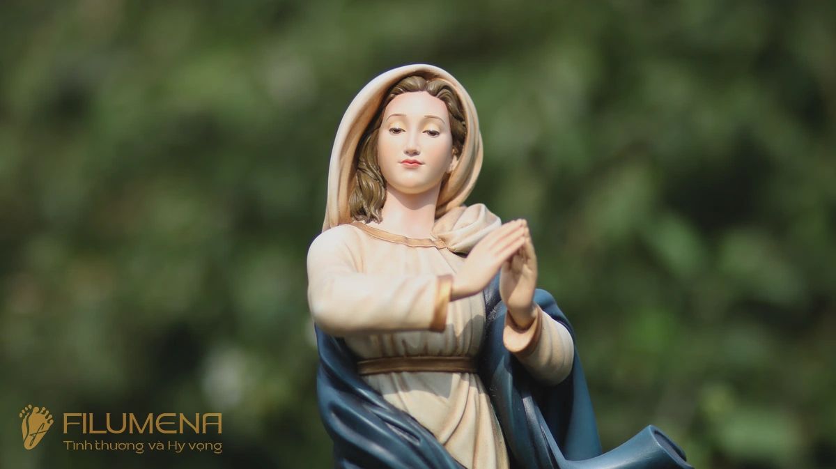 Tượng Công giáo tại TGP Hà Nội. Tượng Công giáo Filumena là tượng của Tình thương và Hy vọng. Bản quyền các tác phẩm tượng Công giáo thuộc về Filumena Art, Cộng hòa Pháp. Filumena sáng tác và sản xuất nhiều mẫu tượng Công giáo khác như Tượng Đức Mẹ Ban Ơn, Tượng Đức Mẹ Fatima, Tượng Đức Mẹ Lộ Đức, Tượng Đức Mẹ, Tượng Mẹ Maria