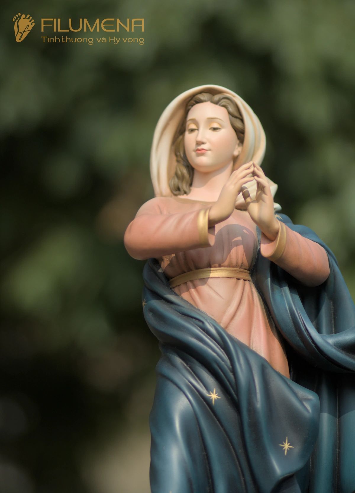 Cách lần hạt Mân Côi cùng Bàn thờ Chúa và Tượng Công giáo Filumena