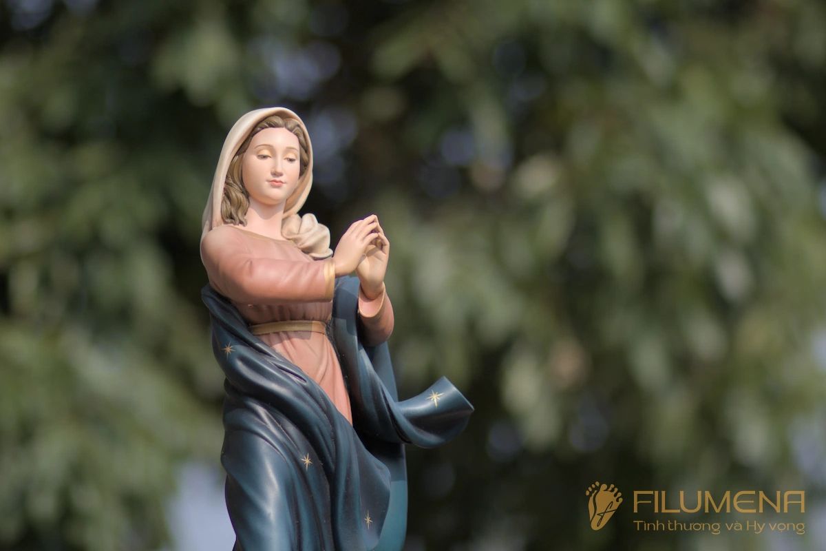 Đọc Kinh Tin Kính cùng Bàn thờ Chúa và Tượng Công giáo Filumena