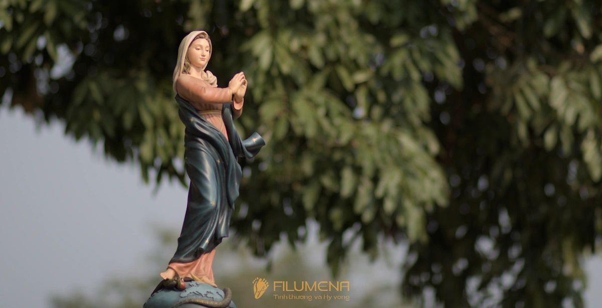 Đọc Kinh Tin Kính cùng Bàn thờ Chúa và Tượng Công giáo Filumena