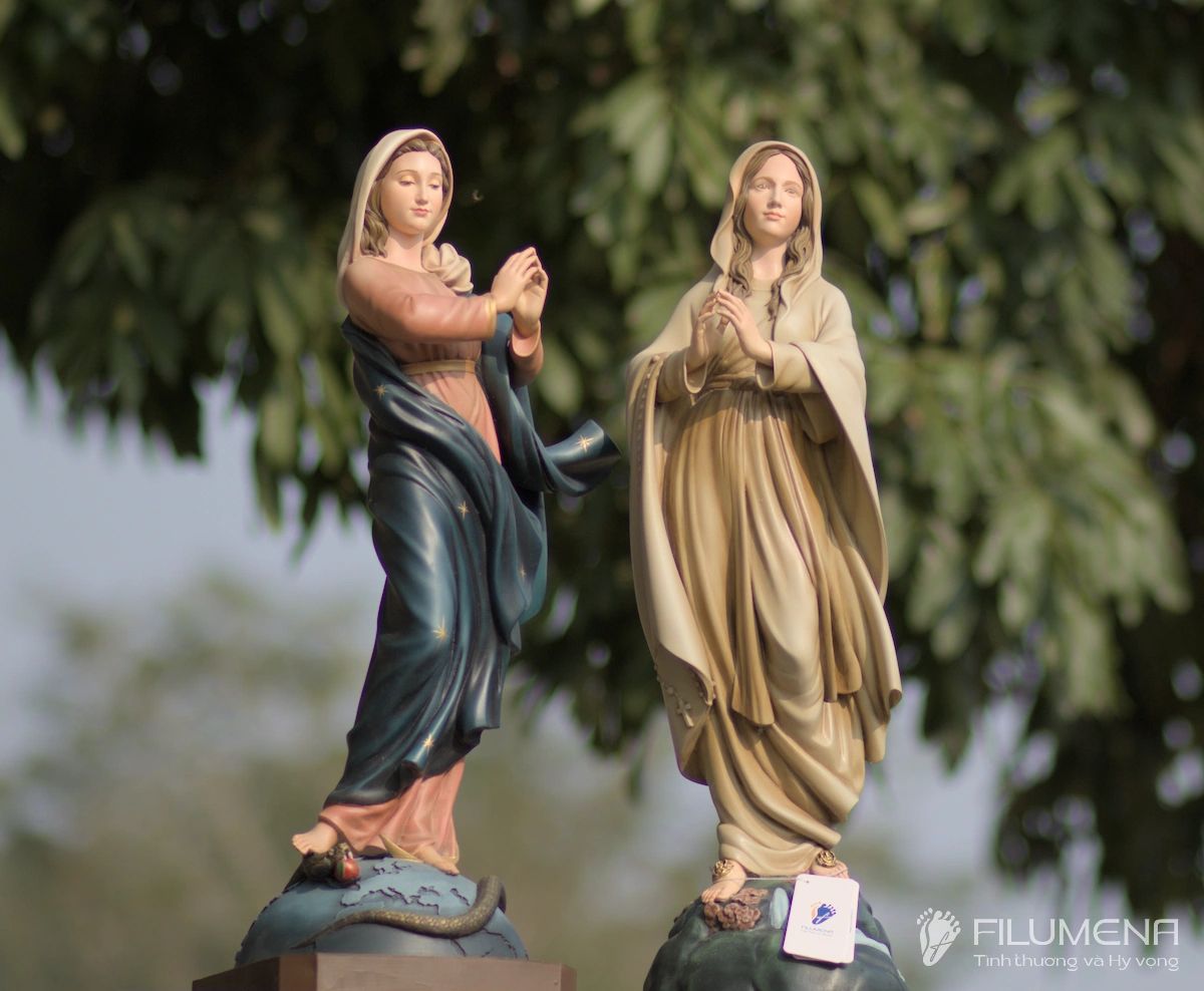 Đọc Kinh Tin Kính cùng Bàn thờ Chúa và Tượng Công giáo Filumena