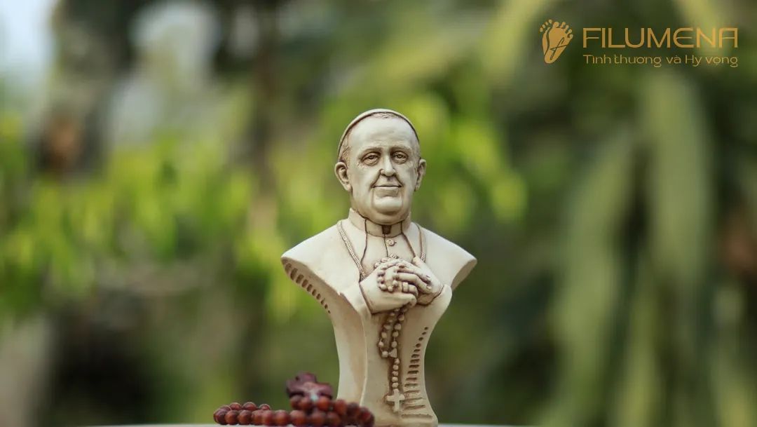 Tượng Đức Thánh Cha Phanxicô, cao 20 cm, màu M2