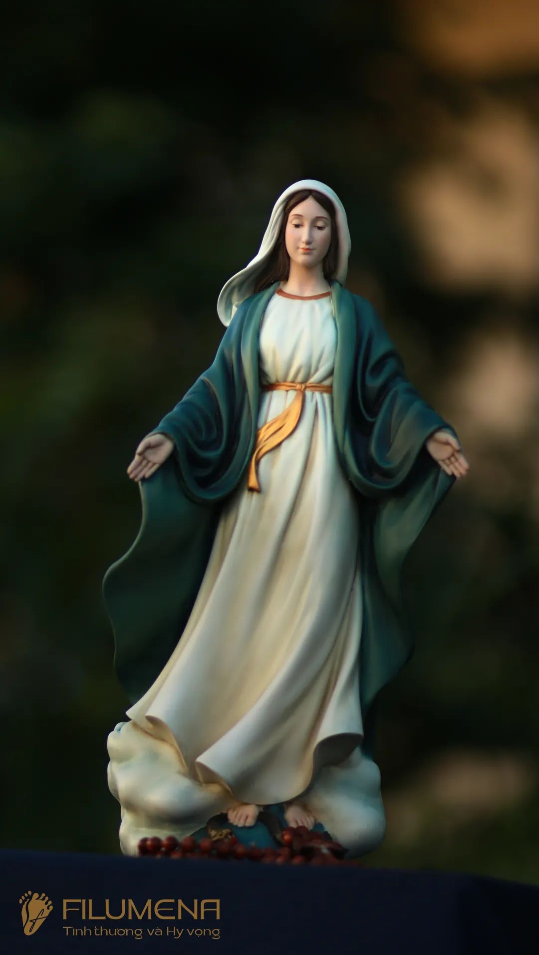 Các mẫu tượng Đức Mẹ ban ơn của Filumena đang trưng bày và anh chị có thể tìm mua tại các Nhà sách Công giáo trên cả nước.