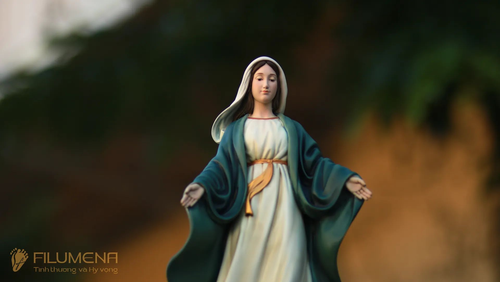 Các mẫu tượng Đức Mẹ ban ơn của Filumena đang trưng bày và anh chị có thể tìm mua tại các Nhà sách Công giáo trên cả nước.