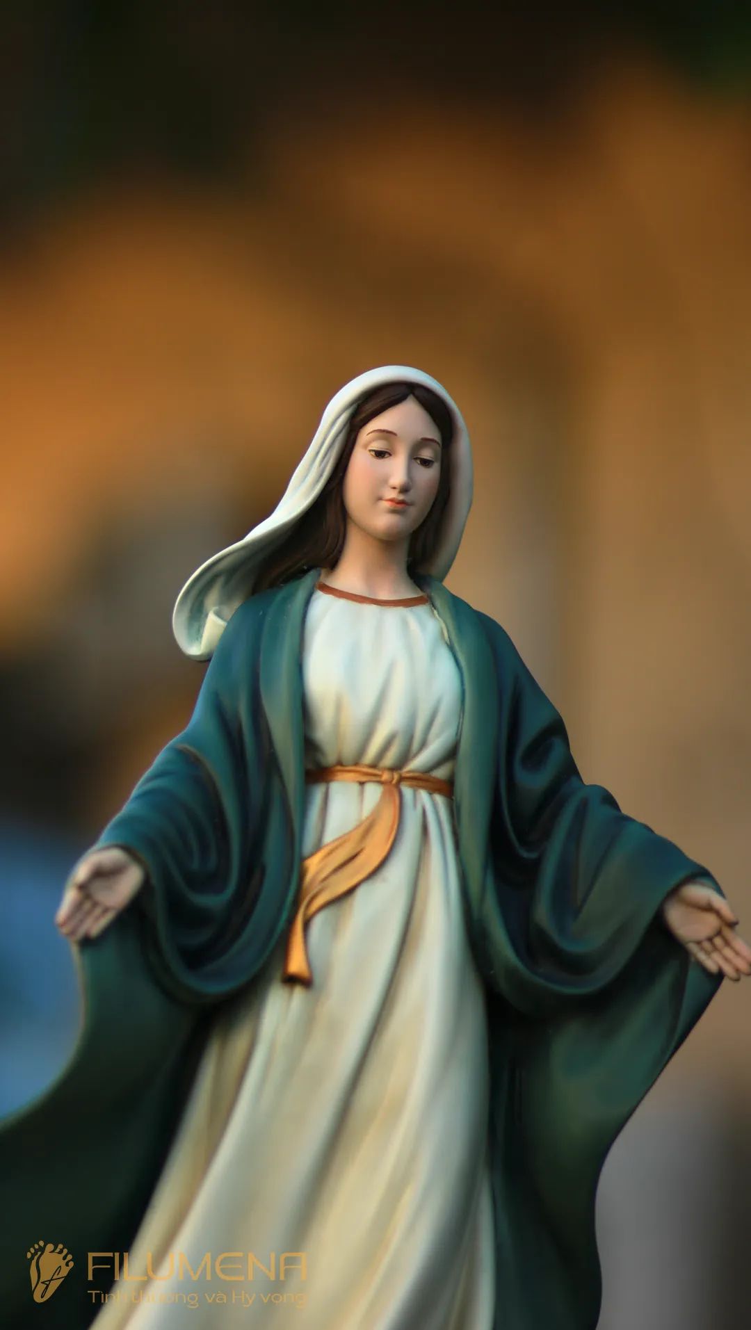 Các mẫu tượng Đức Mẹ ban ơn của Filumena đang trưng bày và anh chị có thể tìm mua tại các Nhà sách Công giáo trên cả nước.