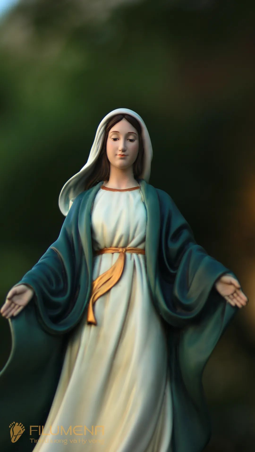 Các mẫu tượng Đức Mẹ ban ơn của Filumena đang trưng bày và anh chị có thể tìm mua tại các Nhà sách Công giáo trên cả nước.