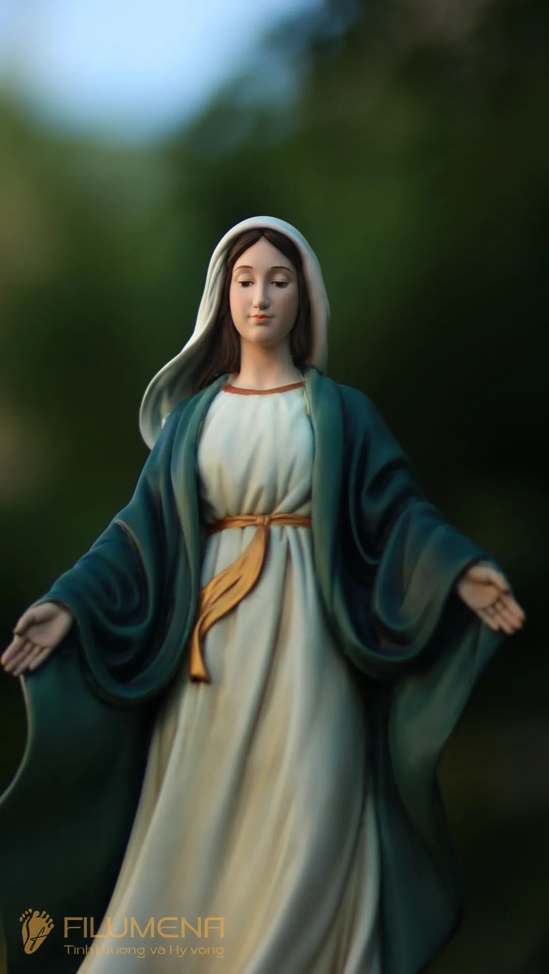 Các mẫu tượng Đức Mẹ ban ơn của Filumena đang trưng bày và anh chị có thể tìm mua tại các Nhà sách Công giáo trên cả nước.