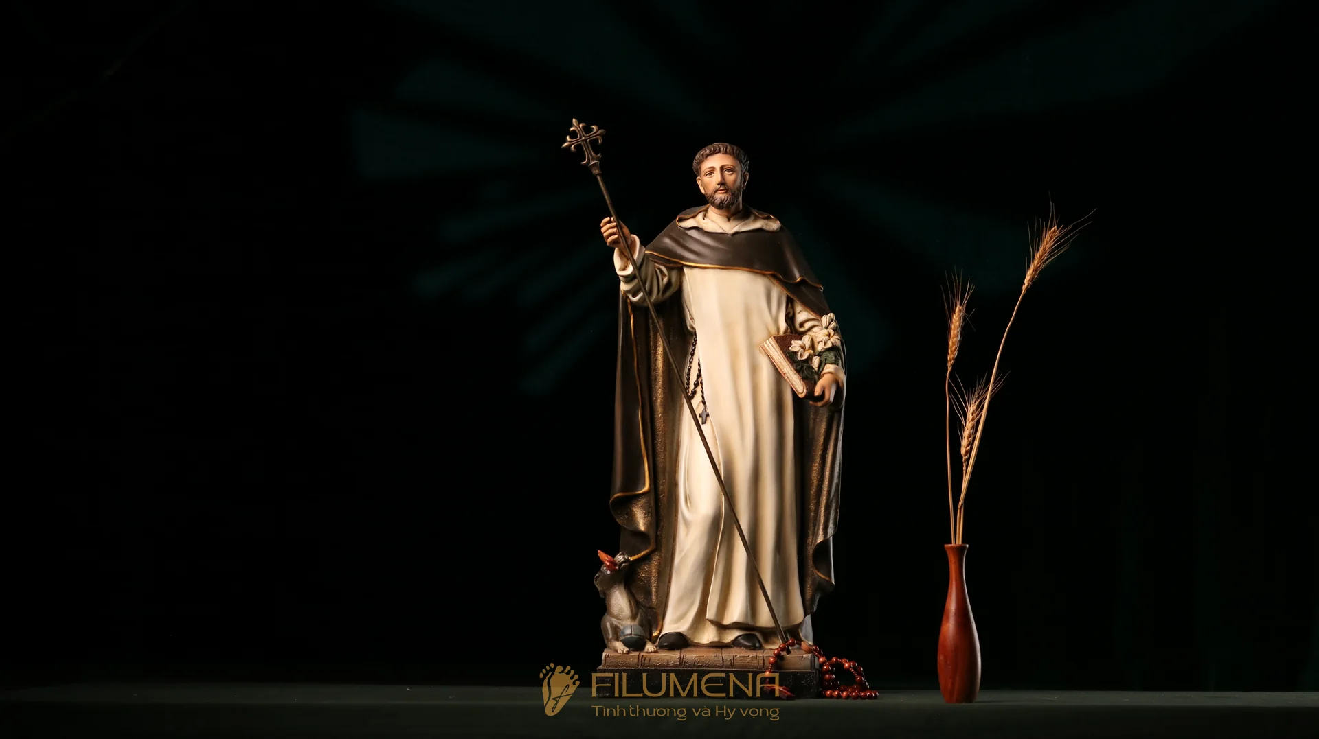 Tượng Thánh Đa Minh trong tu phục đen trắng, tay cầm sách và tràng hạt Mân Côi.