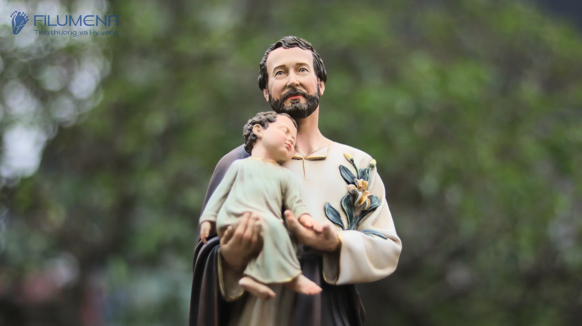 Tượng Thánh Giuse bế Chúa của Filumena đặt trang trọng trên bàn thờ gia đình