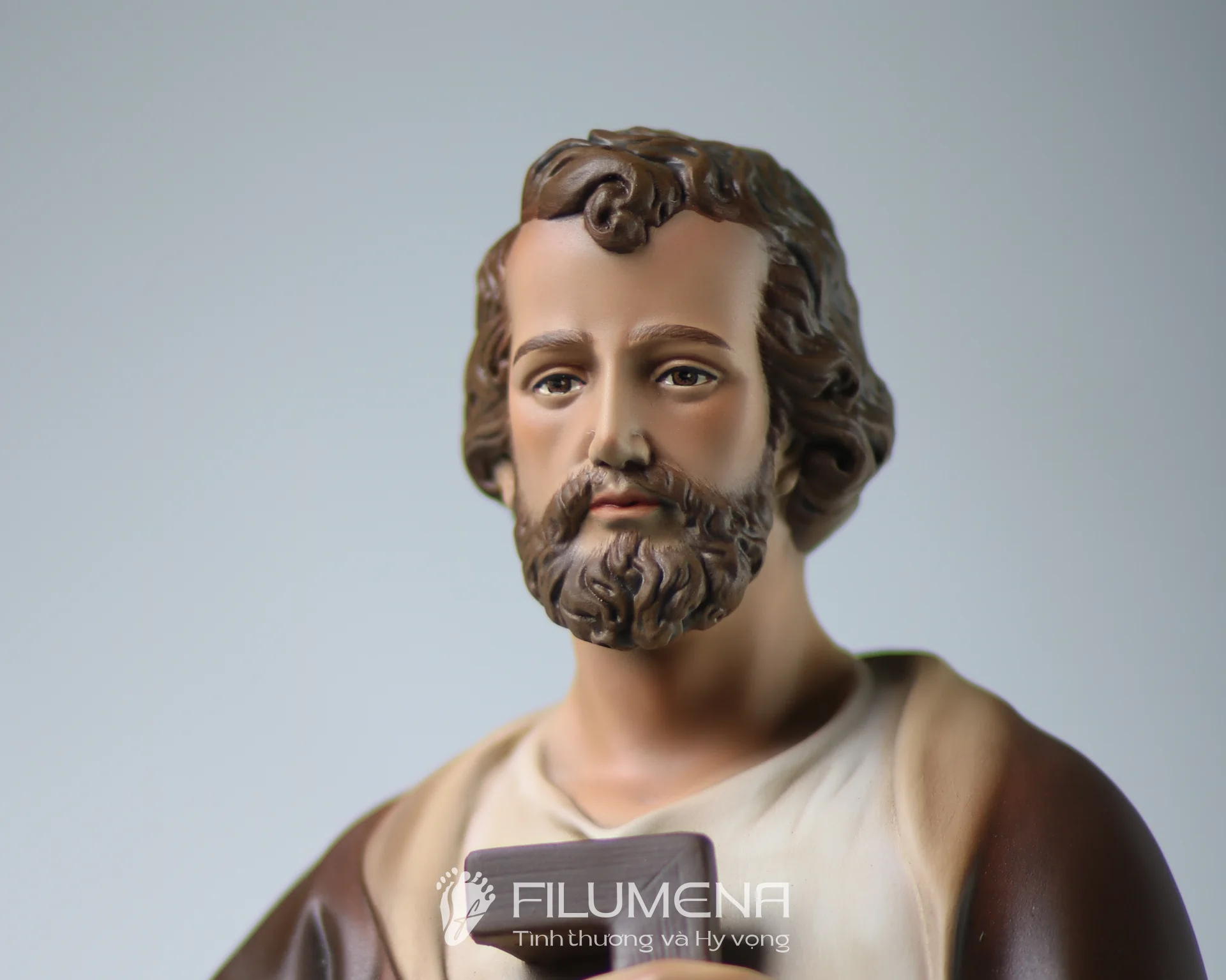 Tượng Thánh Giuse bảo trợ gia đình, đặt trang trọng trên bàn thờ Công giáo