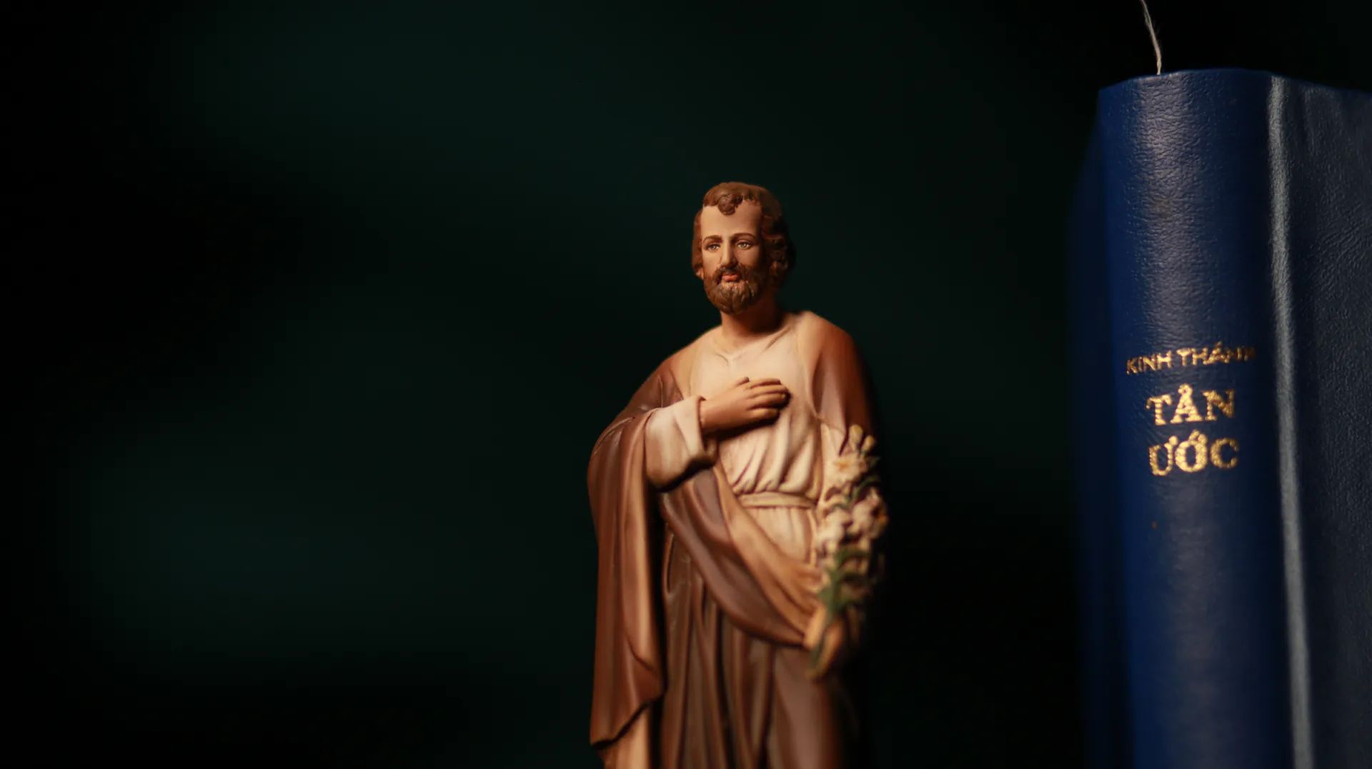 Tượng Thánh Giuse Hoa Huệ 15 cm, 20 cm màu nâu M1