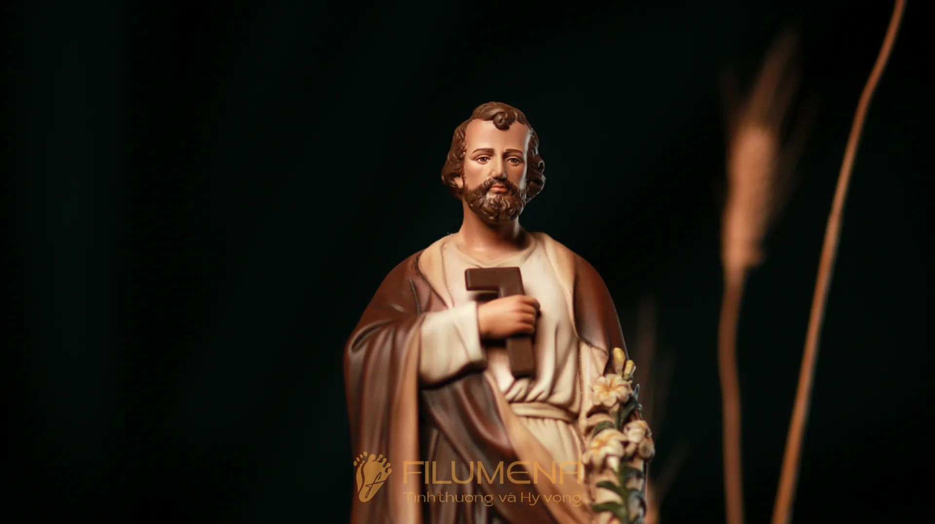 Các mẫu Bàn thờ Chúa của Filumena đang trưng bày và anh chị có thể tìm mua tại các Nhà sách Công giáo trên cả nước.